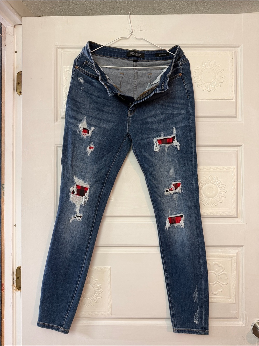 NWOT Judy blue jeans with distressing, size 9/29 skinny fit
